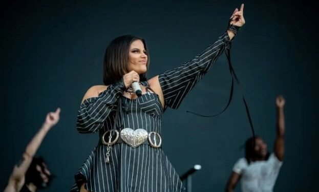 Məşhur müğənni ifaçılıqdan getdiyini elan etdi