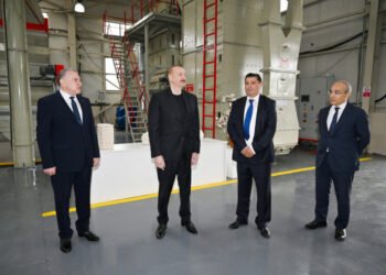 Prezident Sabirabadda pambıq emalı zavodunun fəaliyyəti ilə tanış oldu – FOTOLAR