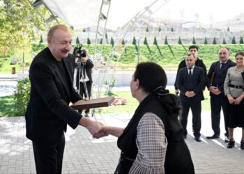 Prezident Horovlu kəndinin sakinlərinə mənzillərin açarlarını təqdim edib – FOTOLAR