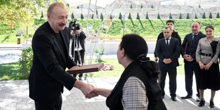 Prezident Horovlu kəndinin sakinlərinə mənzillərin açarlarını təqdim edib - FOTOLAR