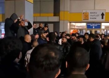 Taksi sürücüləri etiraza qalxdı: Vəsiqə almaq belədirsə, kartı nə zülmlə alacağıq? – VİDEO