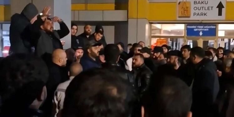 Taksi sürücüləri etiraza qalxdı: Vəsiqə almaq belədirsə, kartı nə zülmlə alacağıq? - VİDEO