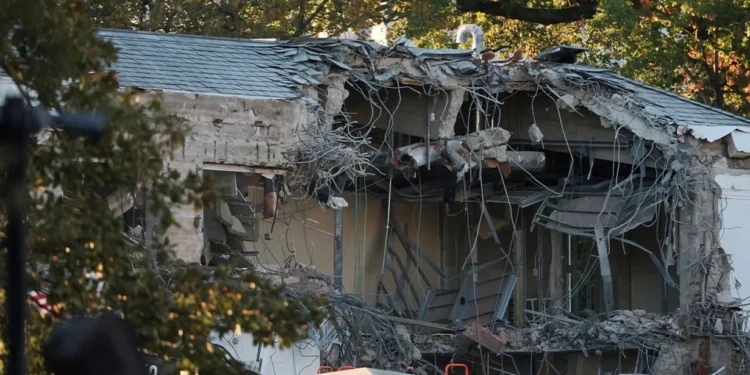 Tramp yenə yalan danışdı: Ağ Evdə söküntü başladı