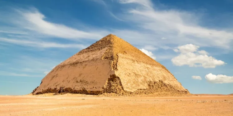 Piramidadan yıxılan turist xilas edildi