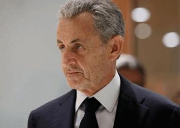 Nikolya Sarkozi həbsxanada iki təhlükəsizlik işçisi tərəfindən qorunur