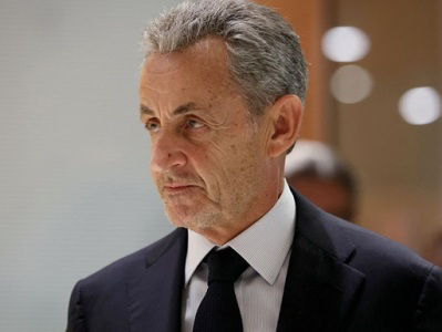 Sarkozi həbsxanada iki təhlükəsizlik işçisi tərəfindən qorunur