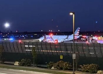 Kabin heyəti ilə əlaqə kəsilib və pilot təcili eniş etmək qərarına gəlib.