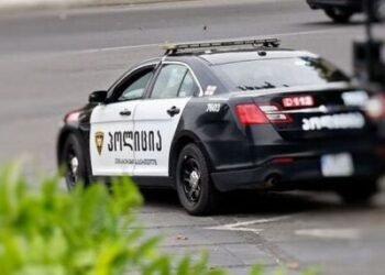 Gürcüstanda sürücü avtomobili məktəblilərin üzərinə sürdü – Xəstəxanaya yerləşdirildi