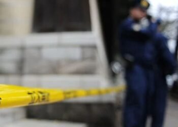 Havadan qəzəblənən kişi polisə hücum etdi! Onun müdafiəsi heyrətləndiricidir.