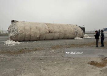 Bakı-Qazax yolunda pambıqla dolu maşın aşıb – FOTO
