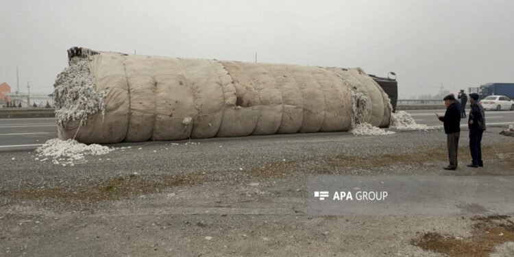 Bakı-Qazax yolunda pambıqla dolu maşın aşıb - FOTO