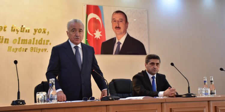 Qaxın icra başçısı kollektivə təqdim olundu