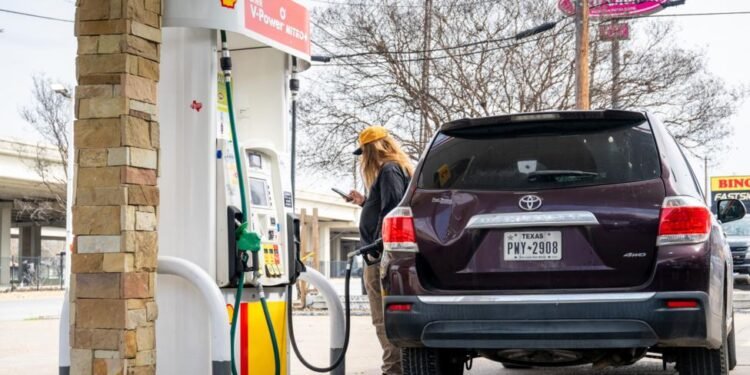 ABŞ-də benzinin bahalaşmasının səbəbkarı anti-Rusiya sanksiyalarıdır? - TƏHLİL