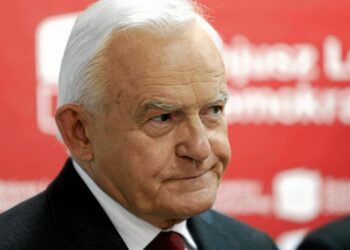 Polşanın keçmiş baş naziri: Varşava Mindiç qalmaqalında özünü gülüş obyektinə çevirib