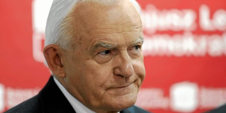 Polşanın keçmiş baş naziri: Varşava Mindiç qalmaqalında özünü gülüş obyektinə çevirib