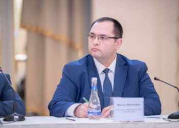 Nazir yüksək vəzifəli şəxsi işdən çıxardı – FOTO