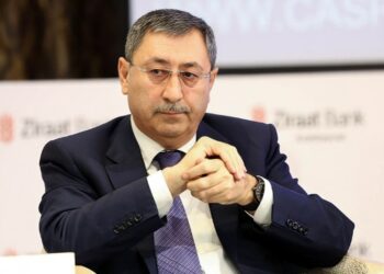 Polisdən imtina etdi, 7 nazirlə çalışdı