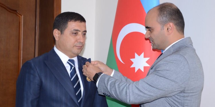 İcra başçısı köməkçisini də Bakıya gətirdi