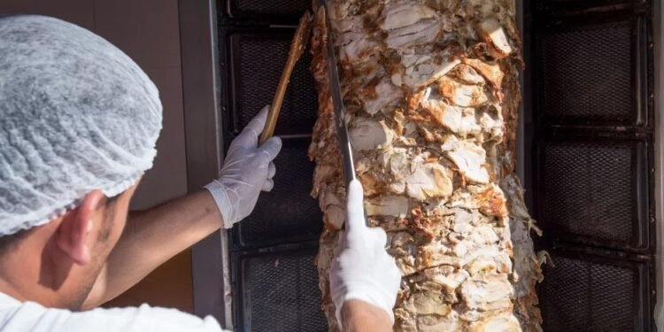 Şəmkirdə 7 nəfər dönərdən zəhərlənib