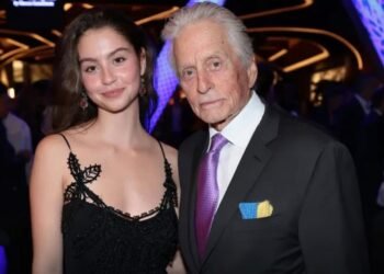 81 yaşlı Duqlasdan Ukraynaya DƏSTƏK