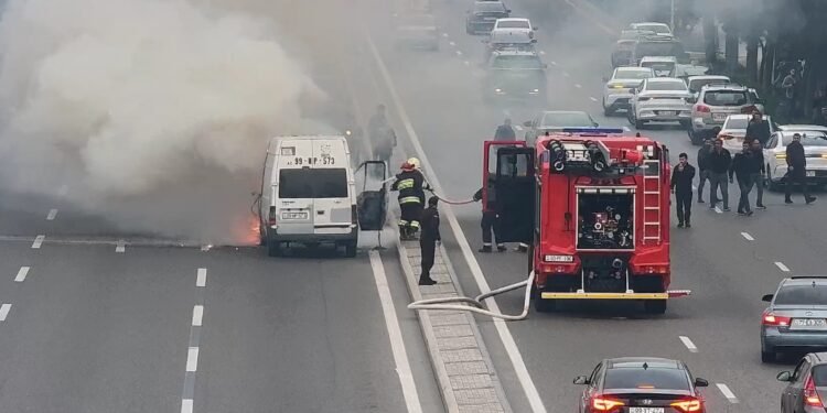 Heydər Əliyev prospektində avtomobil yandı