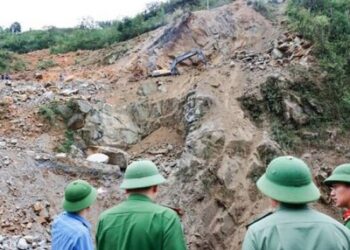 Vyetnamda dəhşətli qəza – Torpaq sürüşməsi nəticəsində sərnişin avtobusu aşdı