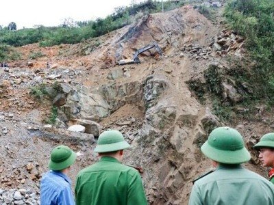 Vyetnamda dəhşətli qəza - Torpaq sürüşməsi nəticəsində sərnişin avtobusu aşdı