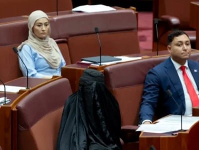 Hicab taxaraq parlamentin iclasına qatıldı - Tənqidlərə səbəb oldu