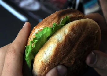 Zarafat məqsədilə qamburgeri çeynəmədən uddu: Reanimasiyya yerləşdirildi