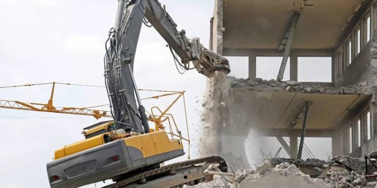 Bakıda 10 mərtəbəli universitet binasında söküntü - 25 milyona yenisi tikiləcək