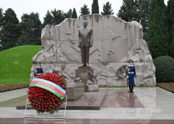 Prezident və birinci xanım Heydər Əliyevin məzarını ziyarət ediblər