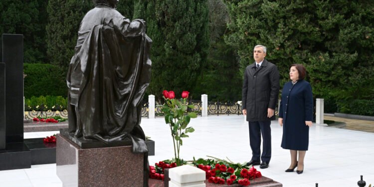 Dövlət və hökumət rəsmiləri Heydər Əliyevin xatirəsini yad ediblər - FOTOLAR