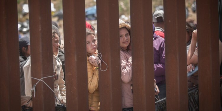 ABŞ Meksika ilə sərhəddə rekord sayda immiqrant saxlayıb