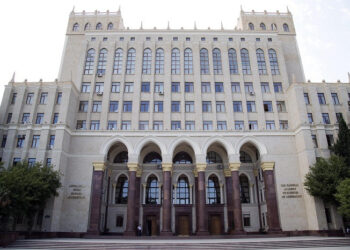 AMEA-da aşan ağac girişi bağladı: İsa Həbibbəyli binaya daxil ola bilmədi – FOTO