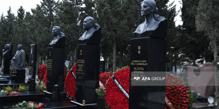 AZAL təyyarəsinin qəzaya uğramasının ildönümündə İkinci Fəxri xiyabanda məzarları ziyarət edilib - FOTO