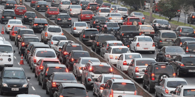 “Banklar və bəzi qurumlar bazar günü işləsin” - Tıxacın həlli üçün təklif