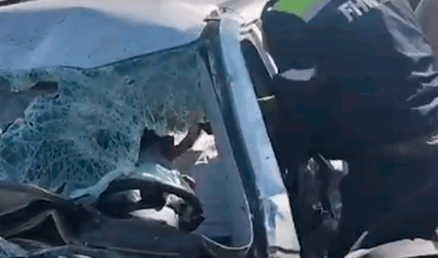 “Mercedes” "Ford Fokus" ilə toqquşdu - Sürücü avtomobildə sıxılı vəziyyətdə qaldı