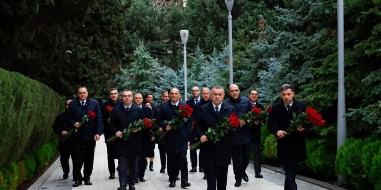 Səhiyyə Nazirliyinin rəhbərliyi Heydər Əliyevin əziz xatirəsini yad edib