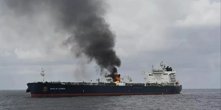 Yəmənin qərbində yük gəmisi atəşə tutulub