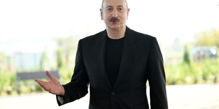 Prezident ailəsi ilə “Bakı Ağ Şəhər”də olub