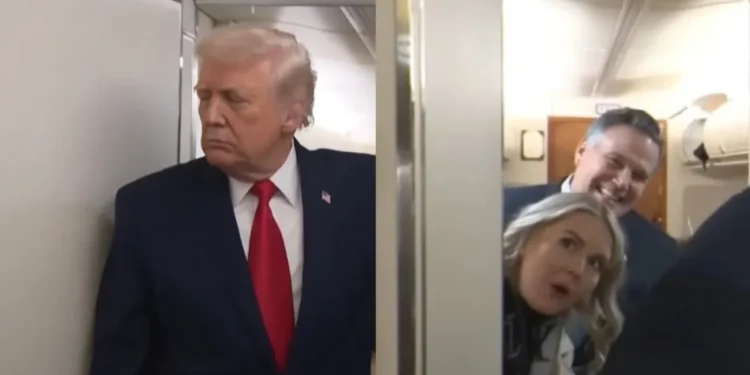 Qapı qəflətən açılaraq Trampa çırpıldı - Dünya bu görüntülərdən danışır