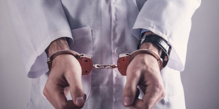 Azərbaycanda həkim məhkəmə zalında həbs edildi