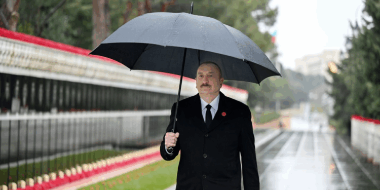 Prezident Şəhidlər xiyabanını ziyarətlə bağlı videoçarx paylaşdı