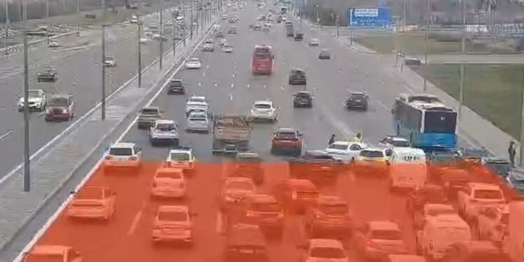 Aeroport yolunda sürücü diqqətsizliyi hərəkəti iflic etdi - VİDEO