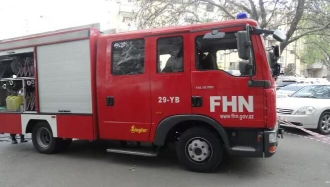 Bakıda yaşayış binasında yanğın başladı - VİDEO