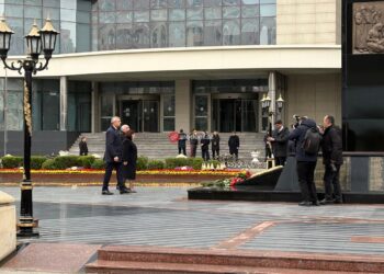 Rəsmilər “Ana harayı” abidəsini ziyarət etdilər – FOTOLAR