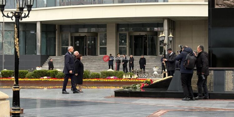 Rəsmilər "Ana harayı" abidəsini ziyarət etdilər - FOTOLAR