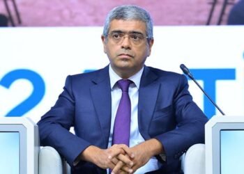 Bir nazirlikdən digərinə vəzifəyə getdi