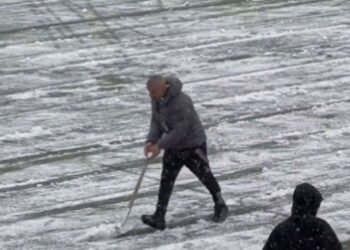 Qurban Qurbanov meydançanı qardan təmizlədi – VİDEO