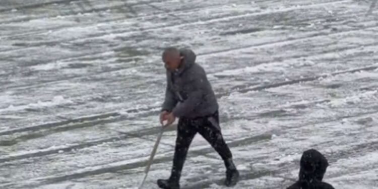 Qurban Qurbanov meydançanı qardan təmizlədi - VİDEO